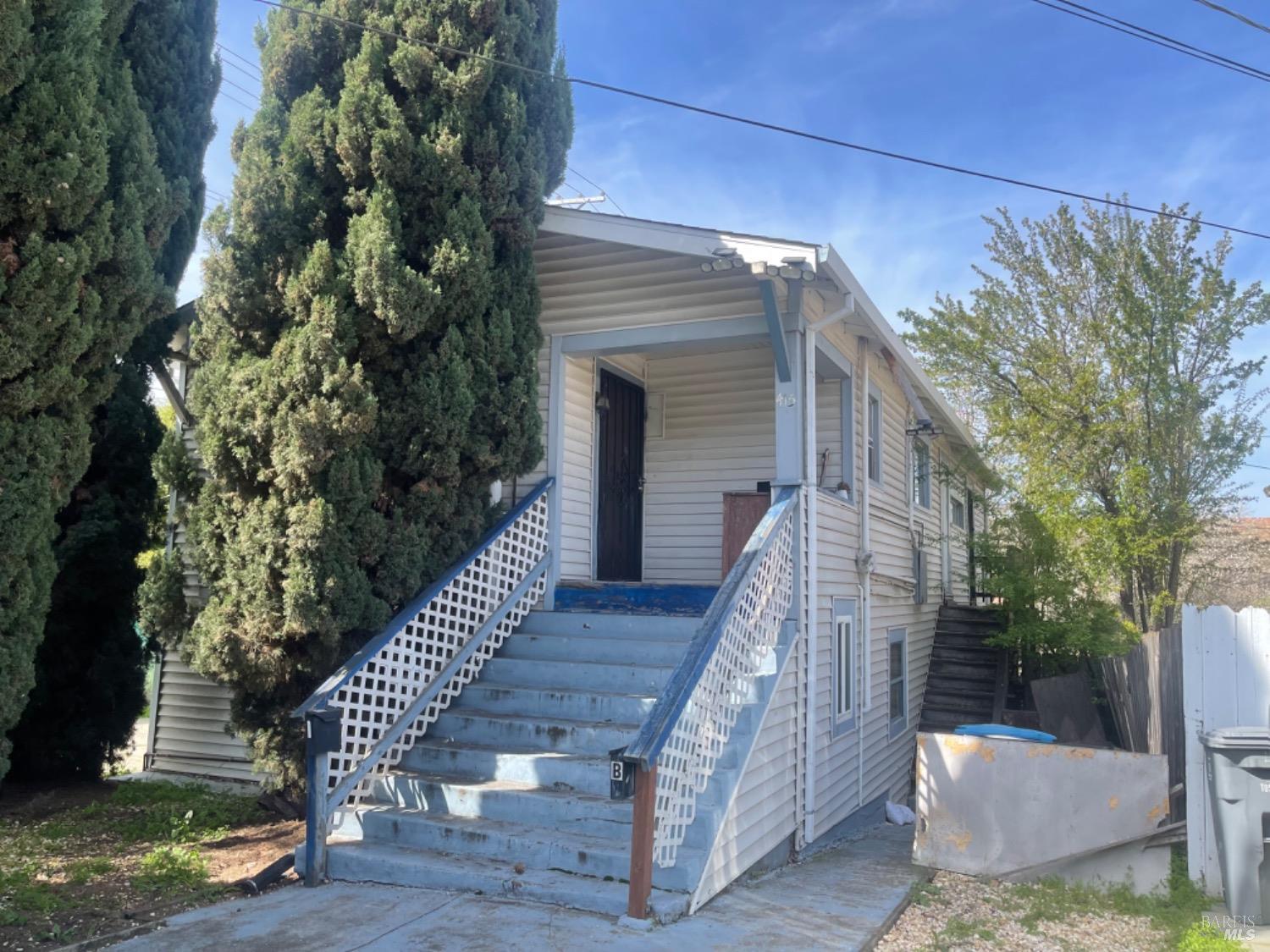 Duplex for great income potential. Upstairs unit has 3bed/2bath and is 1027square feet.  Downstairs 