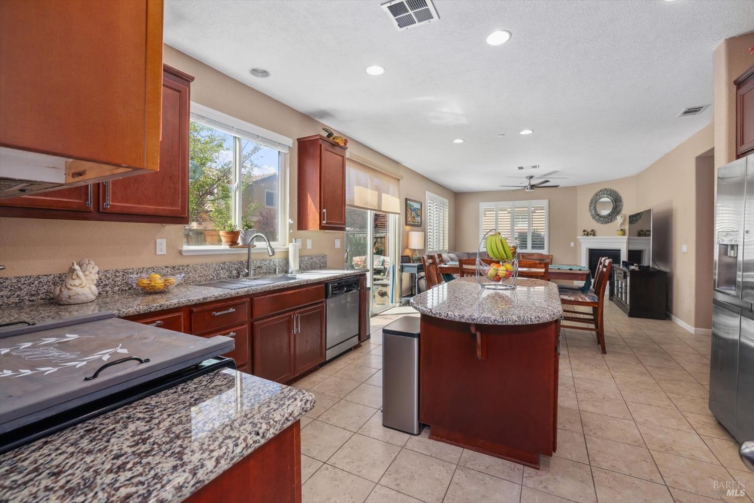 Detail Gallery Image 33 of 58 For 649 Embassy Cir, Vacaville,  CA 95688 - 4 Beds | 2/1 Baths