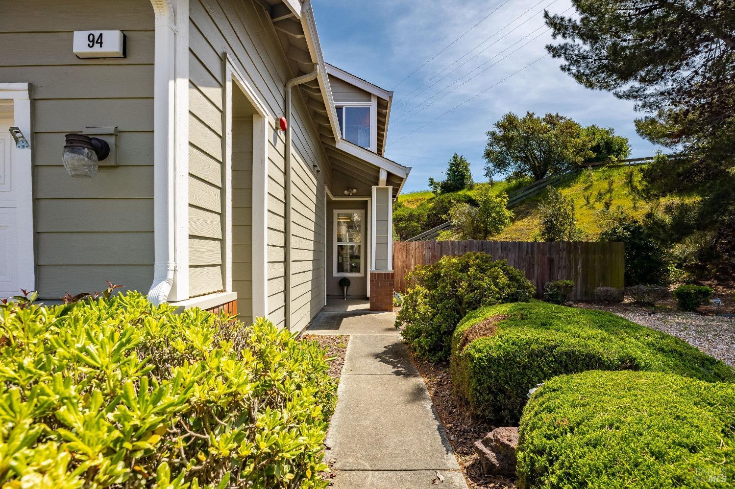 Detail Gallery Image 2 of 38 For 94 Del Sur St, Vallejo,  CA 94591 - 2 Beds | 2/1 Baths
