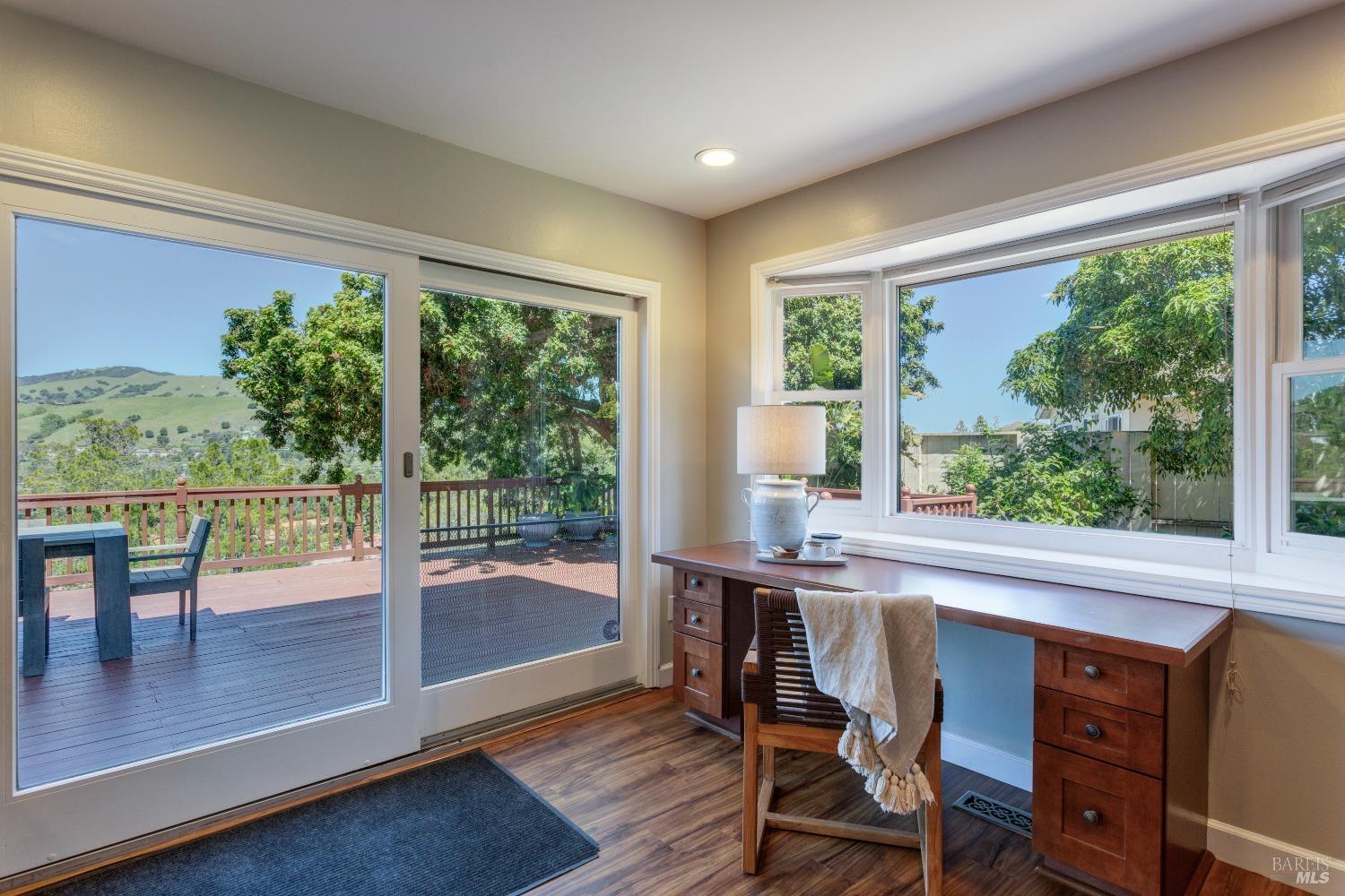 Detail Gallery Image 14 of 40 For 15 Fowler Ct, San Rafael,  CA 94903 - 6 Beds | 3/1 Baths