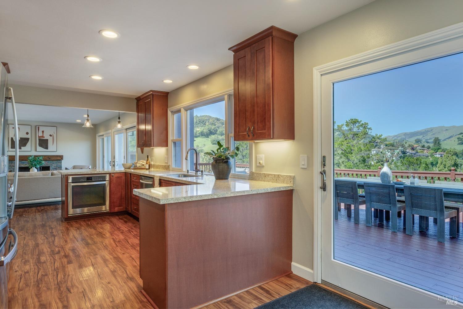 Detail Gallery Image 11 of 40 For 15 Fowler Ct, San Rafael,  CA 94903 - 6 Beds | 3/1 Baths