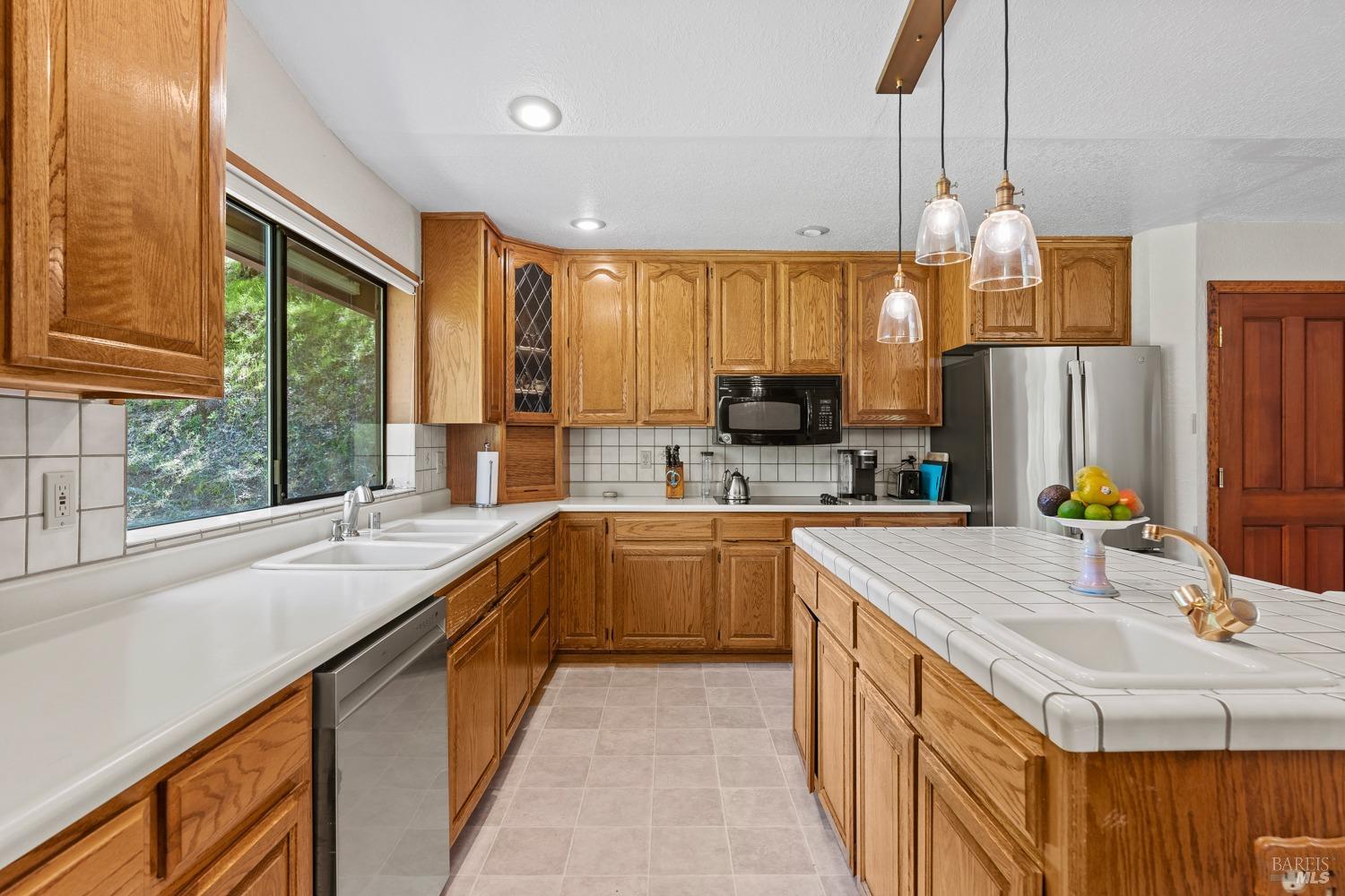 Detail Gallery Image 9 of 35 For 403 Crestview Dr, Ukiah,  CA 95482 - 2 Beds | 2 Baths