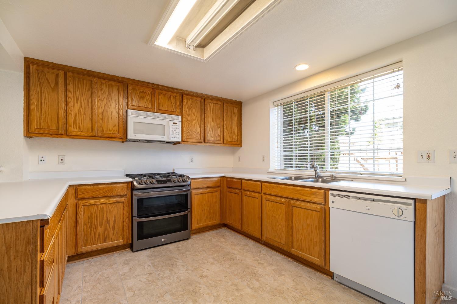 Detail Gallery Image 4 of 18 For 511 Daniels Ave, Vallejo,  CA 94590 - 4 Beds | 2/1 Baths