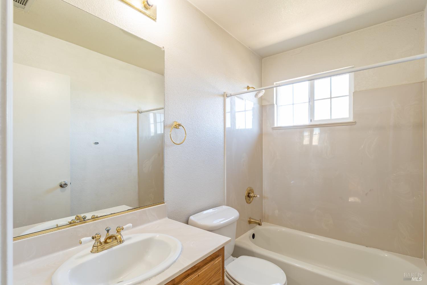 Detail Gallery Image 9 of 18 For 511 Daniels Ave, Vallejo,  CA 94590 - 4 Beds | 2/1 Baths