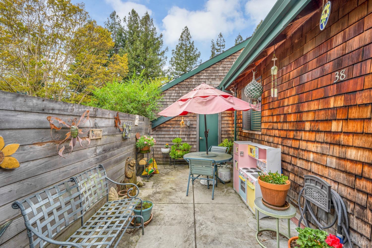 Detail Gallery Image 5 of 17 For 38 Pine Tree Cir, Cotati,  CA 94931 - 2 Beds | 1/1 Baths