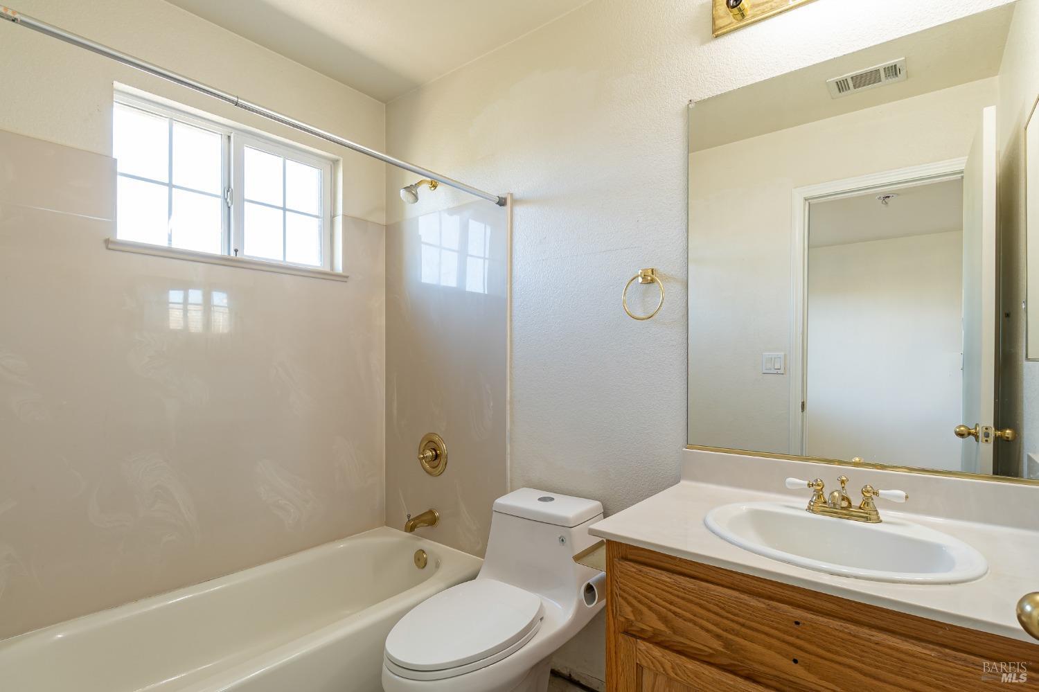 Detail Gallery Image 11 of 18 For 511 Daniels Ave, Vallejo,  CA 94590 - 4 Beds | 2/1 Baths