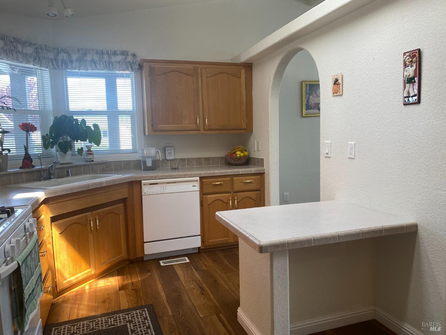 Detail Gallery Image 9 of 18 For 521 Maplewood Dr, Petaluma,  CA 94954 - 3 Beds | 2 Baths