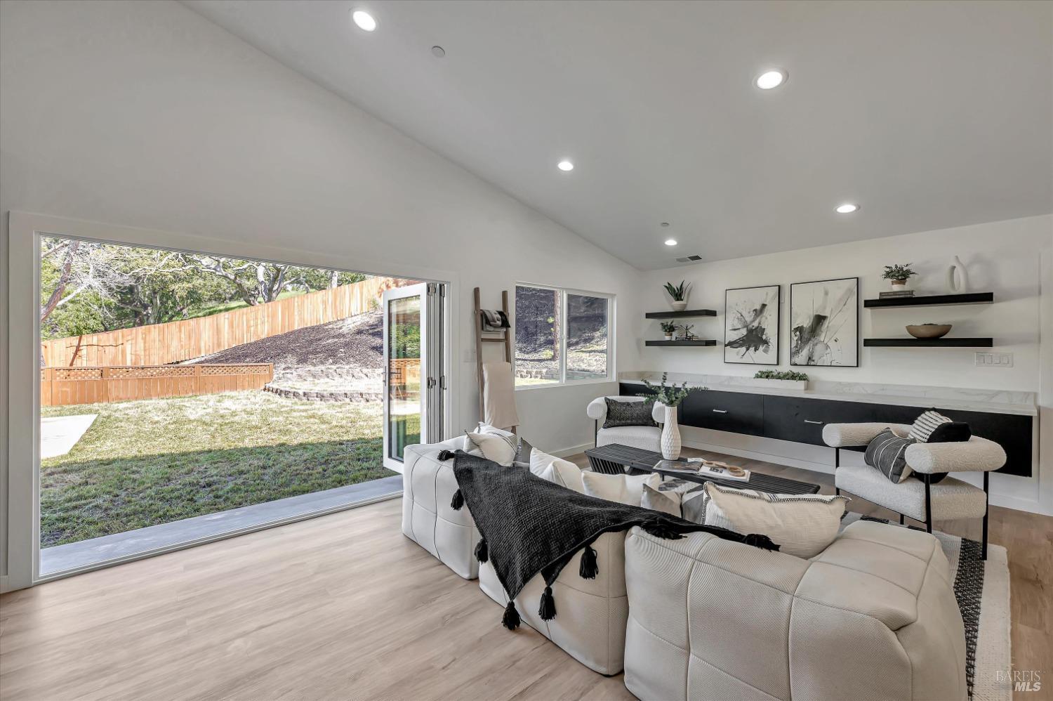 Detail Gallery Image 9 of 49 For 15 Amber Ct, Novato,  CA 94947 - 5 Beds | 4 Baths
