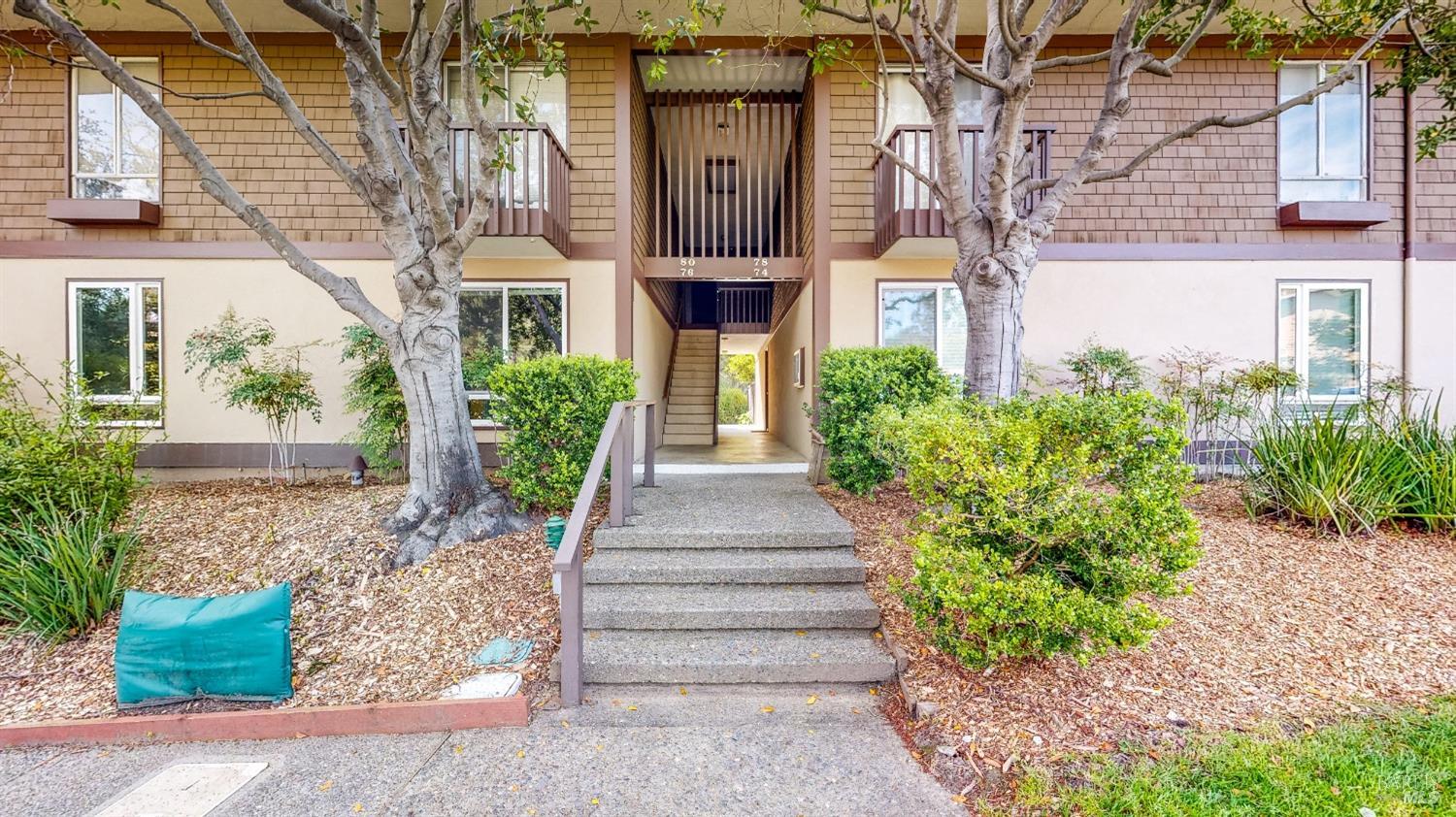 Detail Gallery Image 1 of 52 For 76 Surrey Ln, San Rafael,  CA 94903 - 2 Beds | 2 Baths