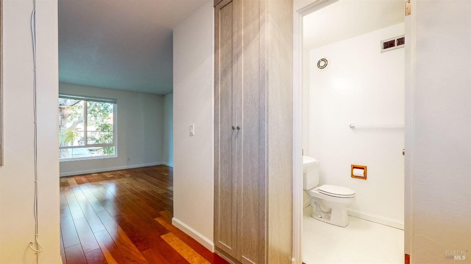Detail Gallery Image 18 of 52 For 76 Surrey Ln, San Rafael,  CA 94903 - 2 Beds | 2 Baths