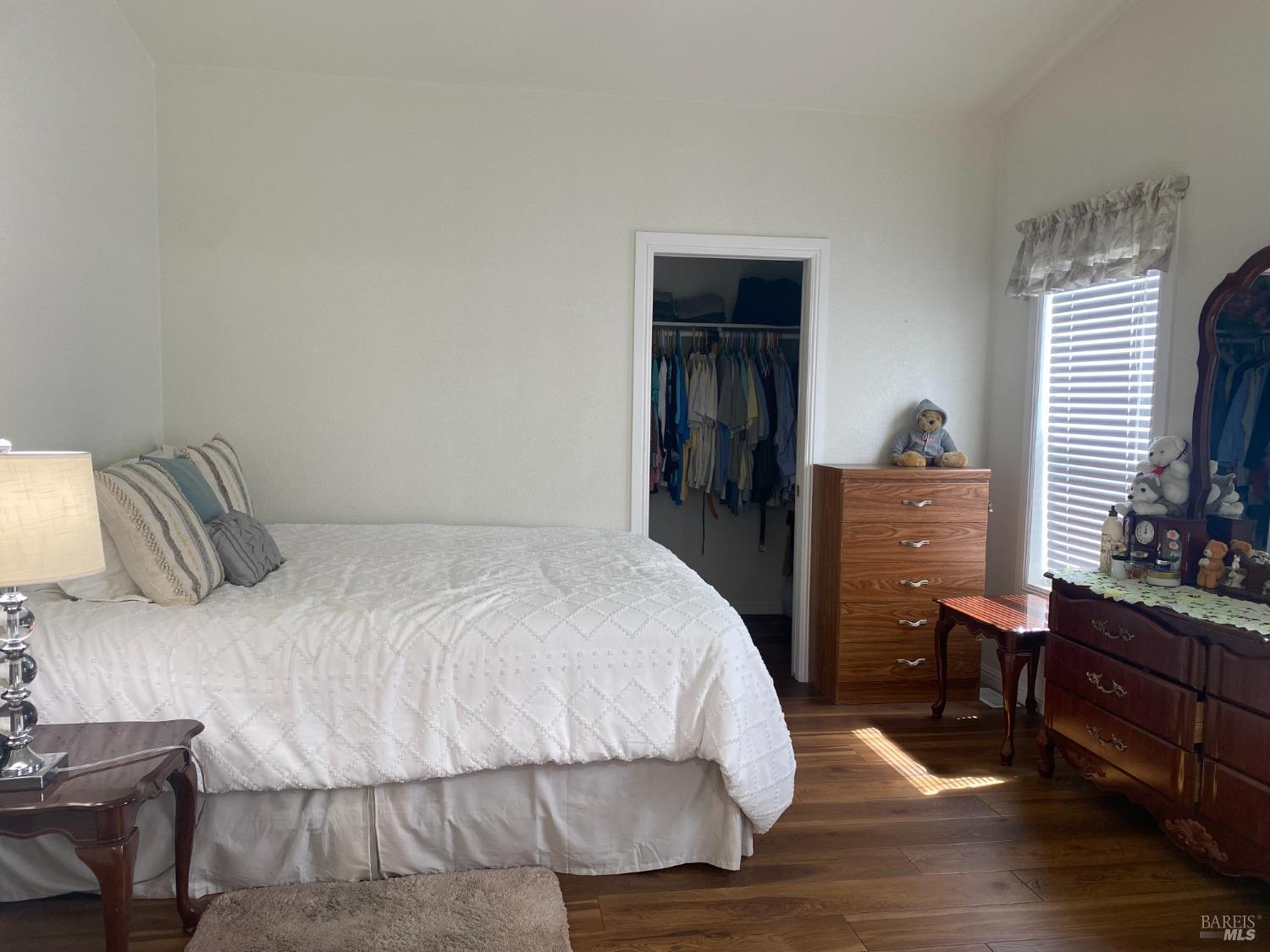 Detail Gallery Image 10 of 18 For 521 Maplewood Dr, Petaluma,  CA 94954 - 3 Beds | 2 Baths