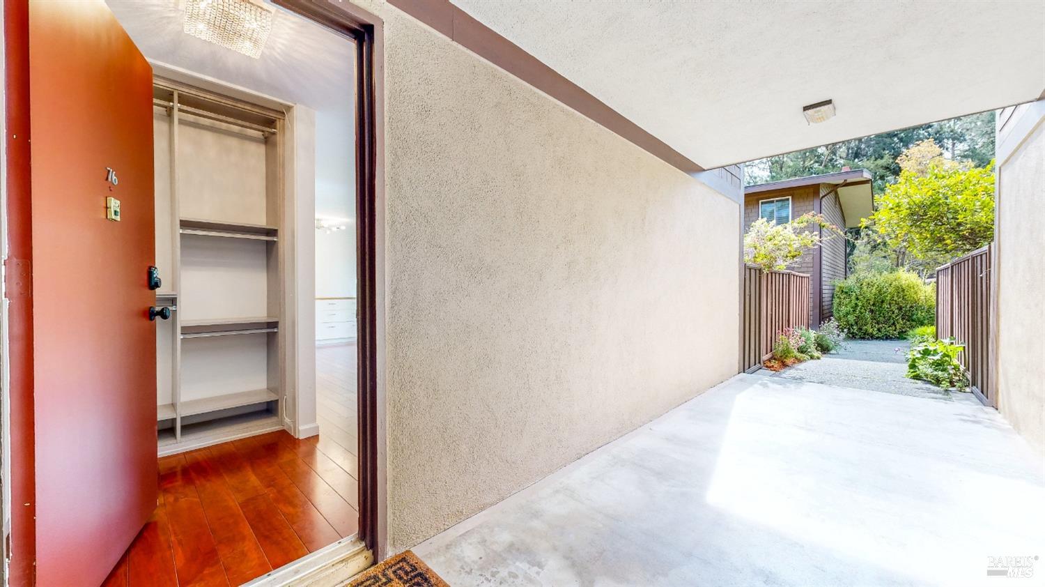 Detail Gallery Image 13 of 52 For 76 Surrey Ln, San Rafael,  CA 94903 - 2 Beds | 2 Baths