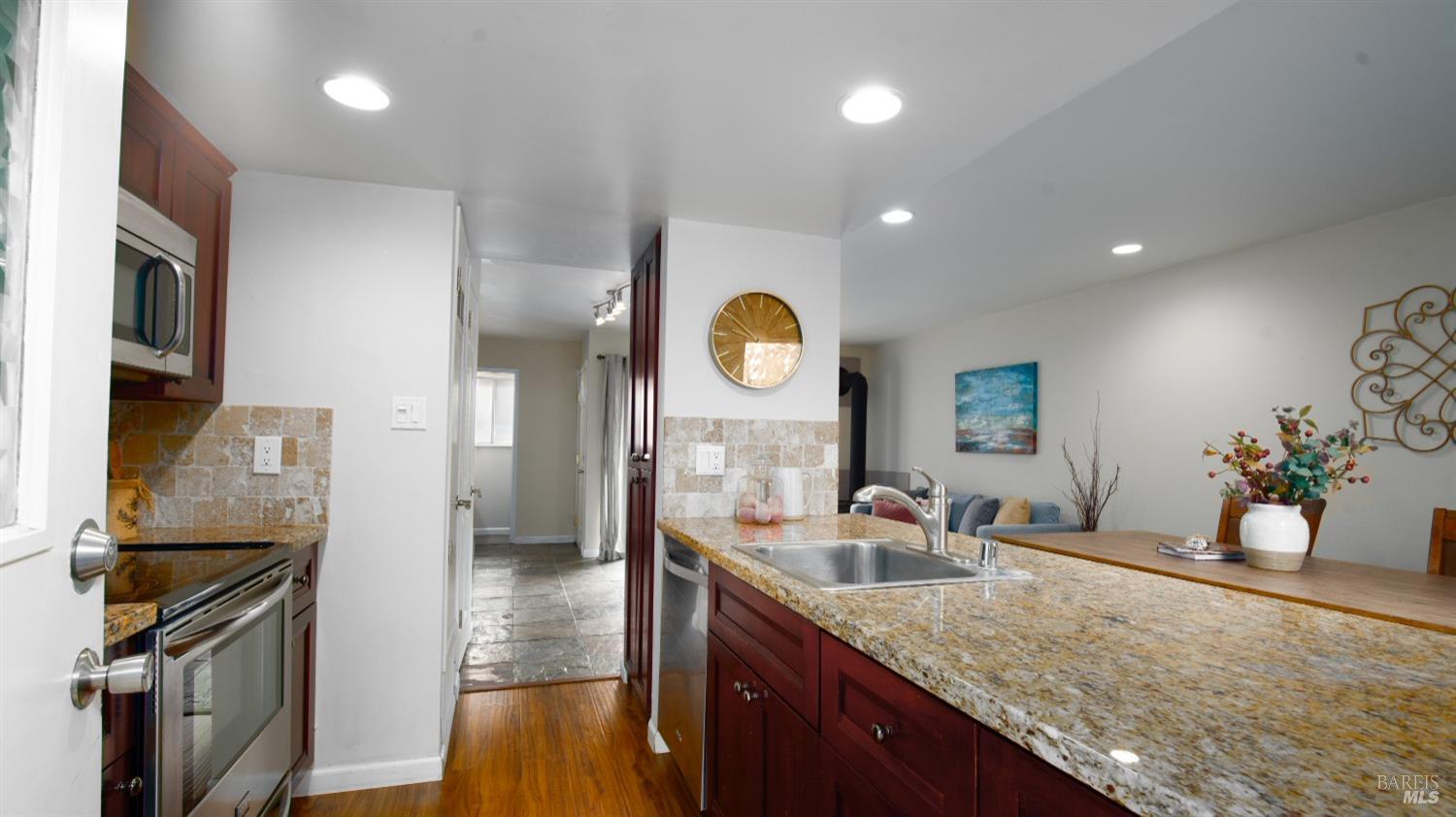 Detail Gallery Image 10 of 28 For 103 Roundtree Blvd, San Rafael,  CA 94903 - 2 Beds | 1/1 Baths