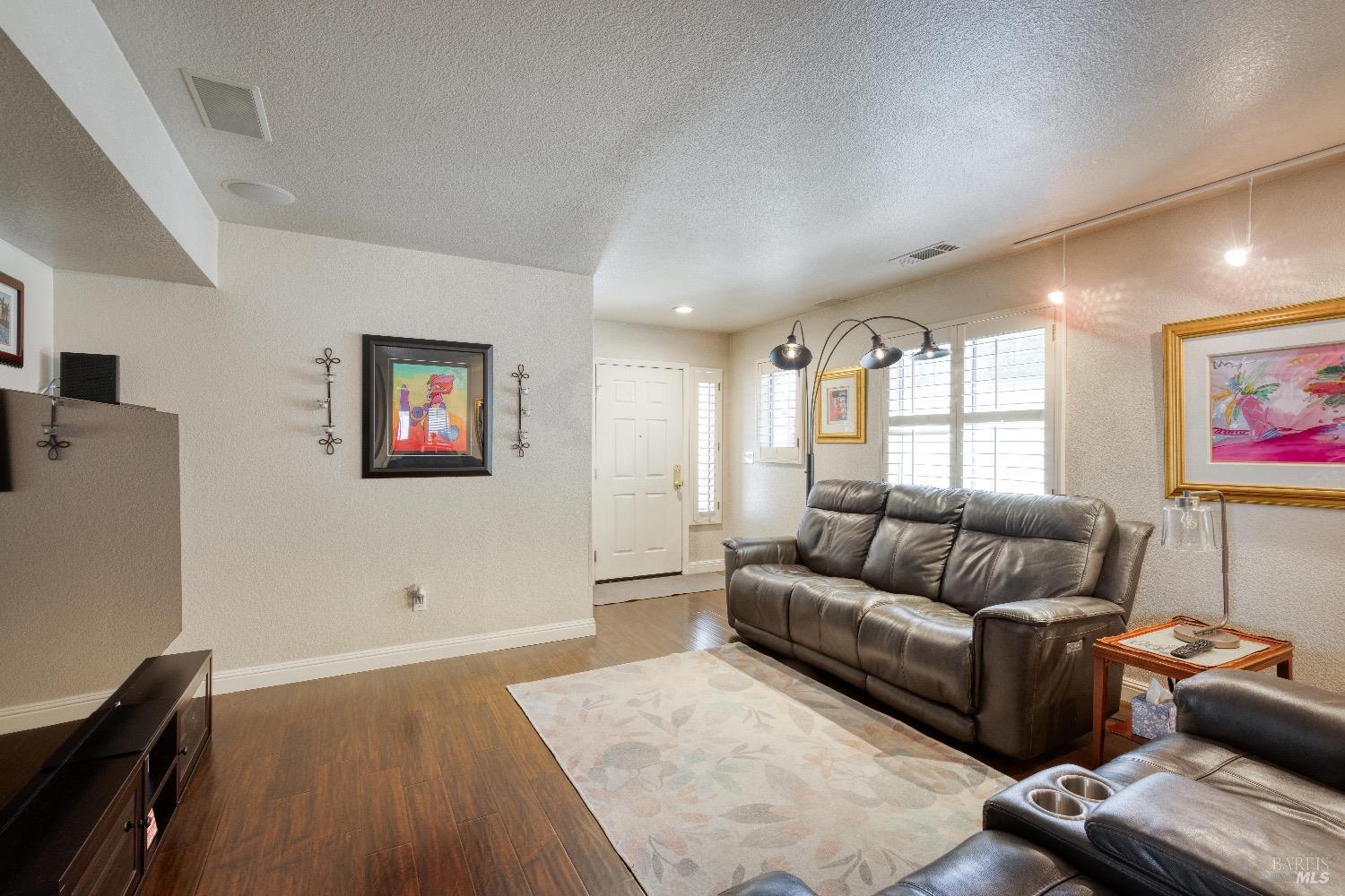 Detail Gallery Image 10 of 26 For 320 Torrey Pines Ct, Vacaville,  CA 95687 - 3 Beds | 2 Baths