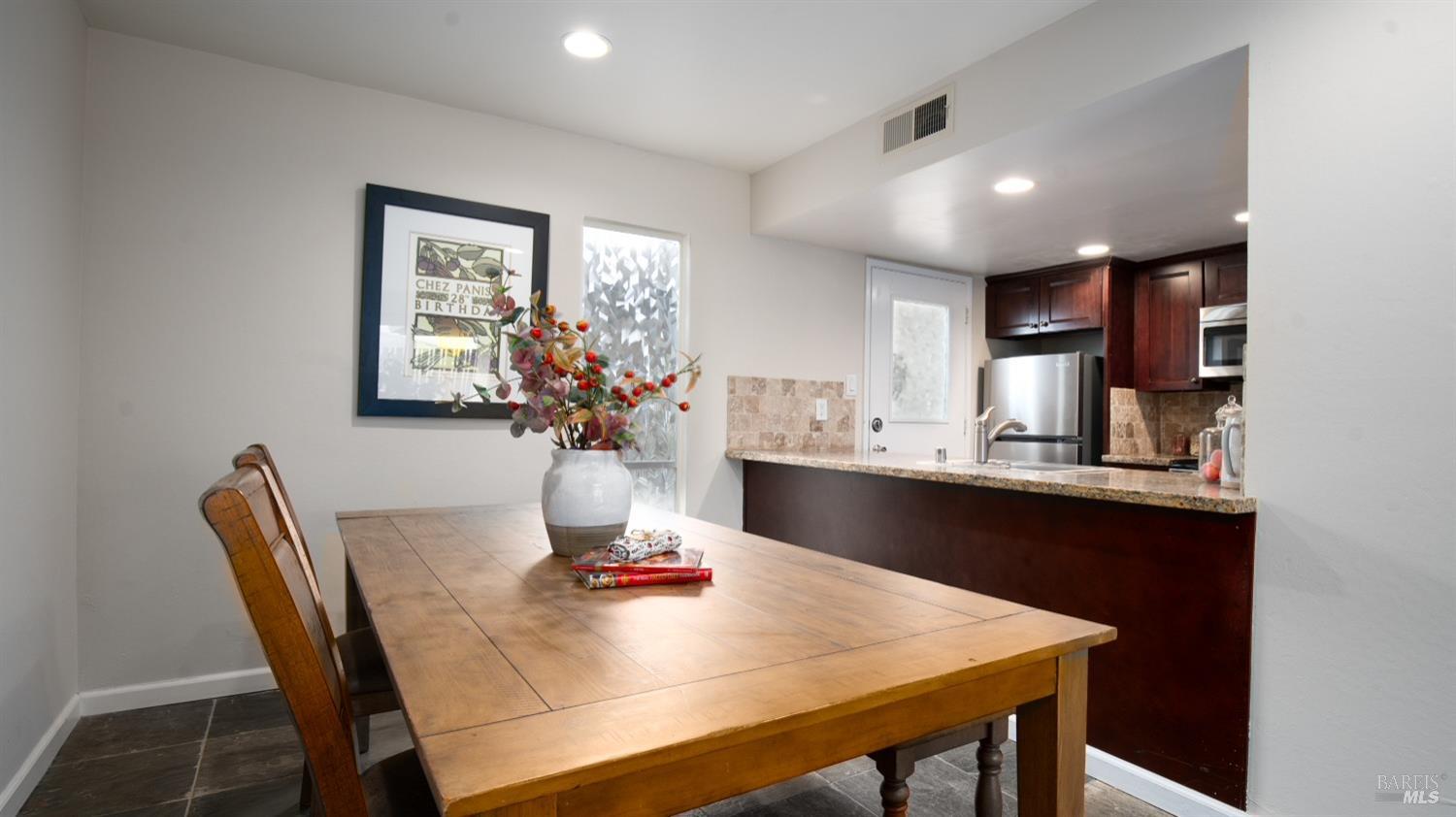 Detail Gallery Image 5 of 28 For 103 Roundtree Blvd, San Rafael,  CA 94903 - 2 Beds | 1/1 Baths