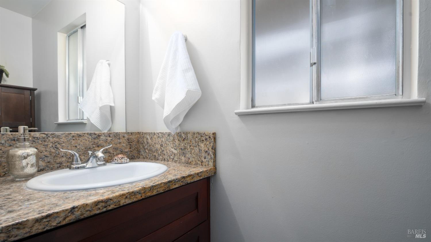 Detail Gallery Image 7 of 28 For 103 Roundtree Blvd, San Rafael,  CA 94903 - 2 Beds | 1/1 Baths