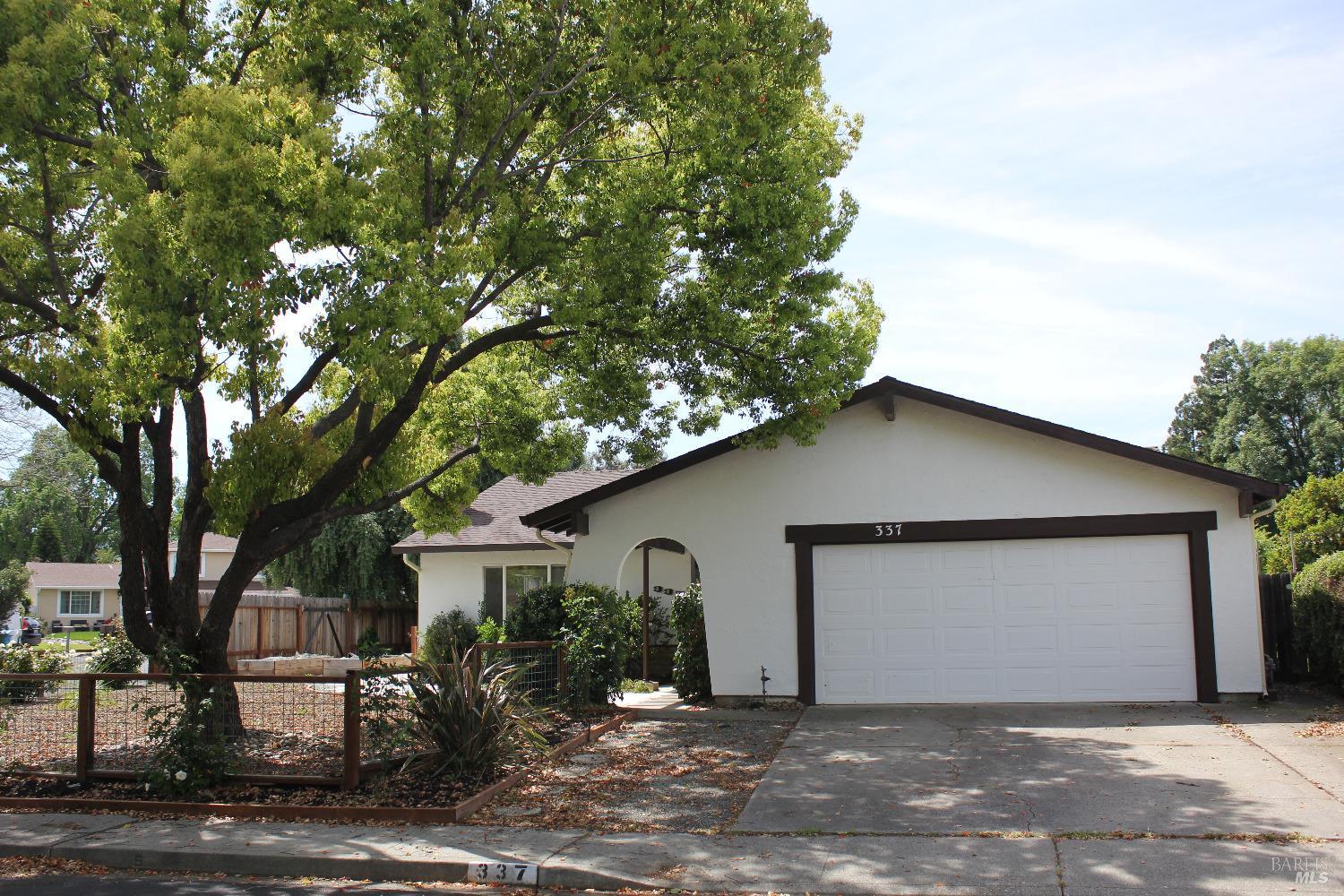Single story with open floor plan located on a cul-de-sac corner lot.  The house features 4 bedrooms