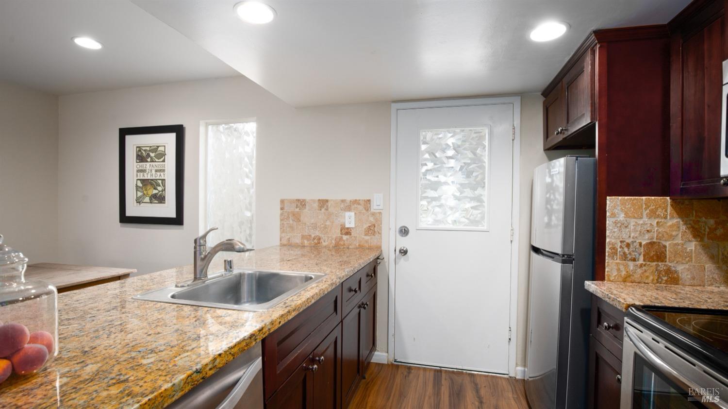 Detail Gallery Image 8 of 28 For 103 Roundtree Blvd, San Rafael,  CA 94903 - 2 Beds | 1/1 Baths