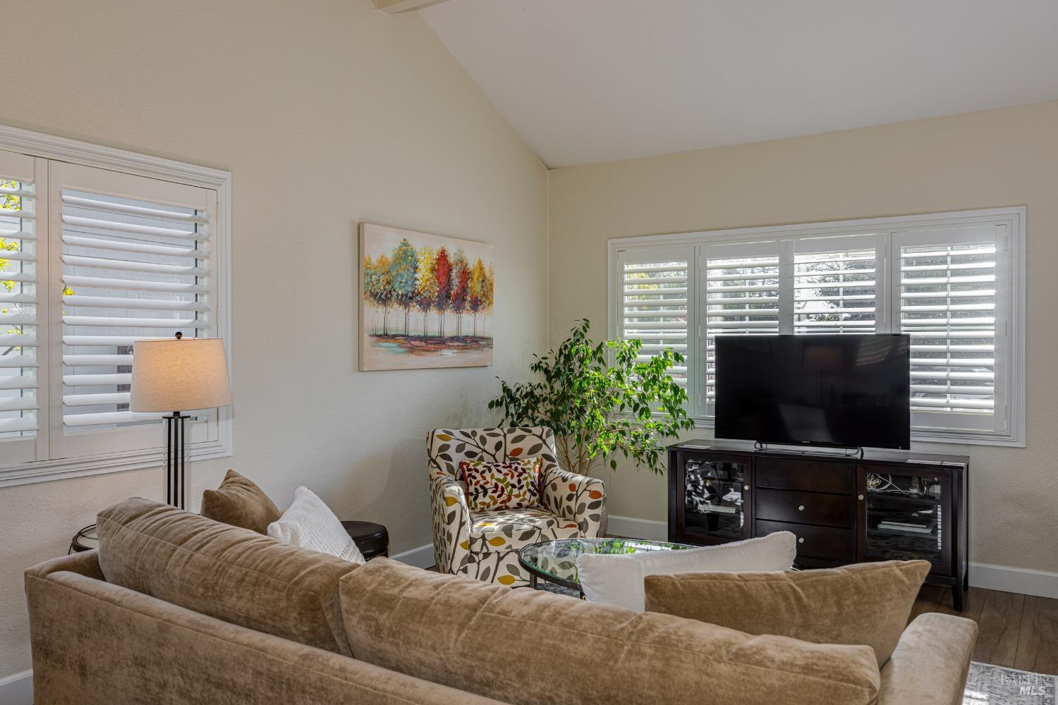 Detail Gallery Image 5 of 34 For 5310 Coronado Ct, Rohnert Park,  CA 94928 - 5 Beds | 2 Baths