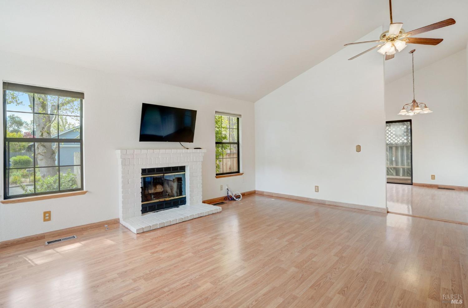 Detail Gallery Image 3 of 27 For 1218 Herbazal St, Sonoma,  CA 95476 - 2 Beds | 2 Baths