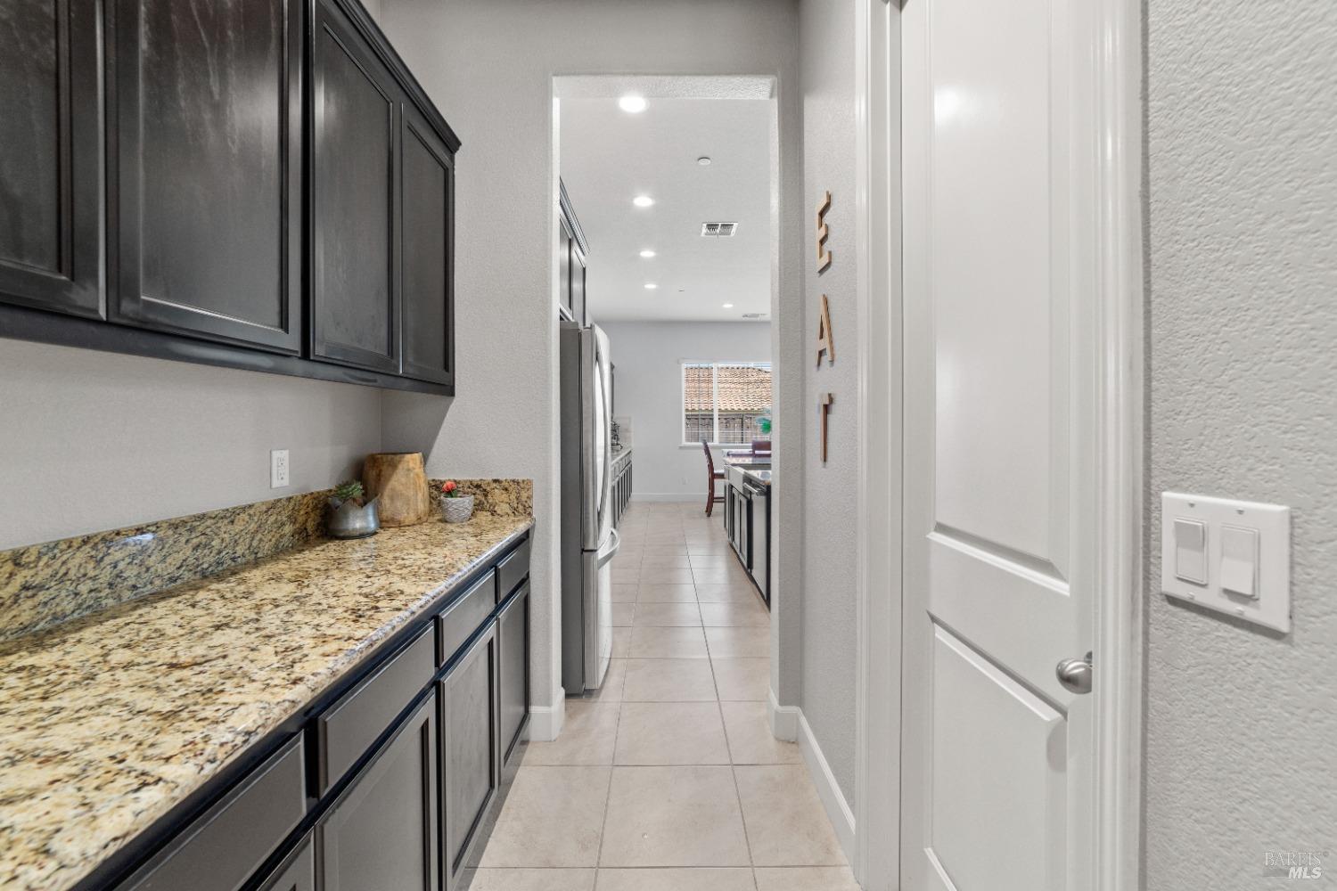 Detail Gallery Image 14 of 52 For 292 Rolling Sage Cir, Vacaville,  CA 95688 - 4 Beds | 2/1 Baths