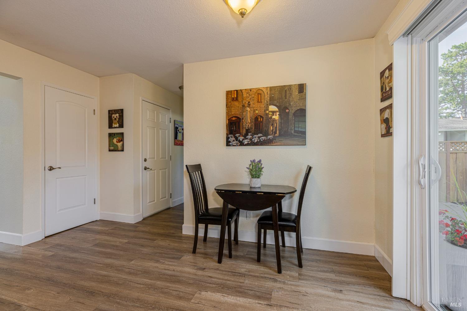 Detail Gallery Image 12 of 34 For 5310 Coronado Ct, Rohnert Park,  CA 94928 - 5 Beds | 2 Baths