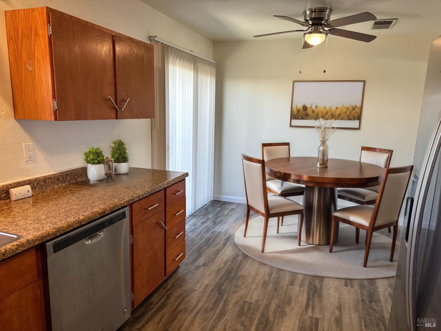 Detail Gallery Image 9 of 29 For 160 Highland Ave, Vacaville,  CA 95688 - 3 Beds | 2 Baths