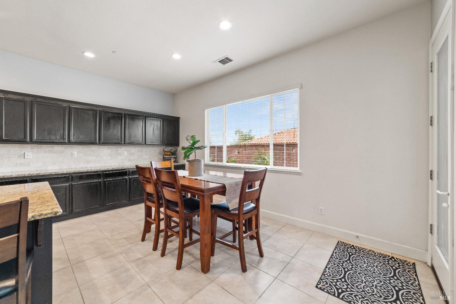 Detail Gallery Image 11 of 52 For 292 Rolling Sage Cir, Vacaville,  CA 95688 - 4 Beds | 2/1 Baths