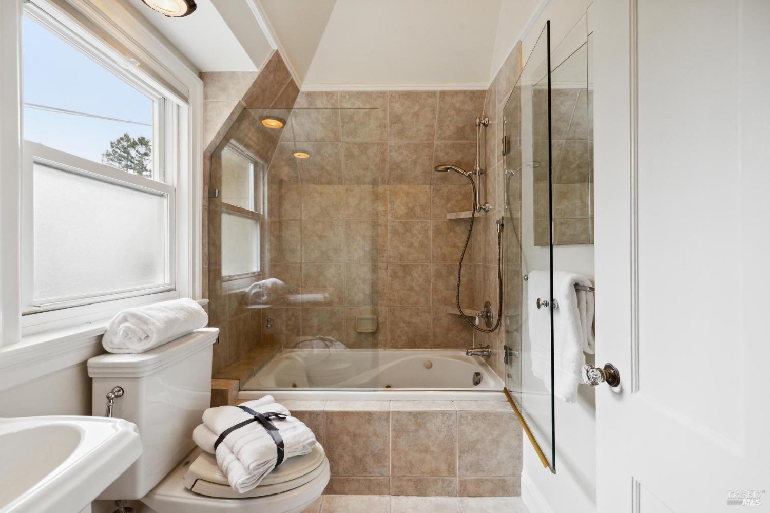 Detail Gallery Image 27 of 54 For 128 Calumet Ave, San Anselmo,  CA 94960 - 3 Beds | 2 Baths
