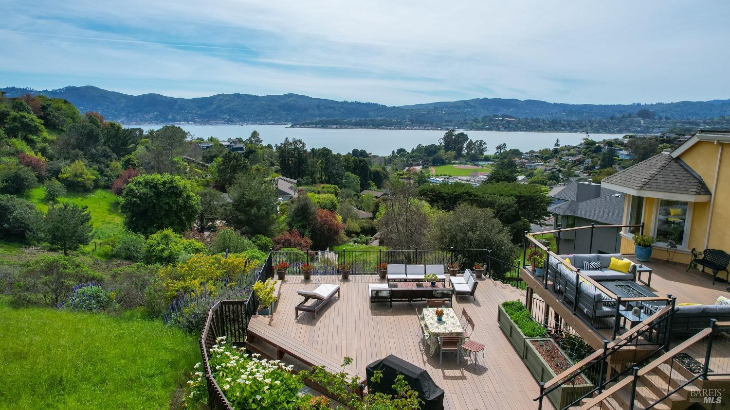 Detail Gallery Image 2 of 29 For 9 Wilkins Ct, Tiburon,  CA 94920 - 4 Beds | 3/1 Baths