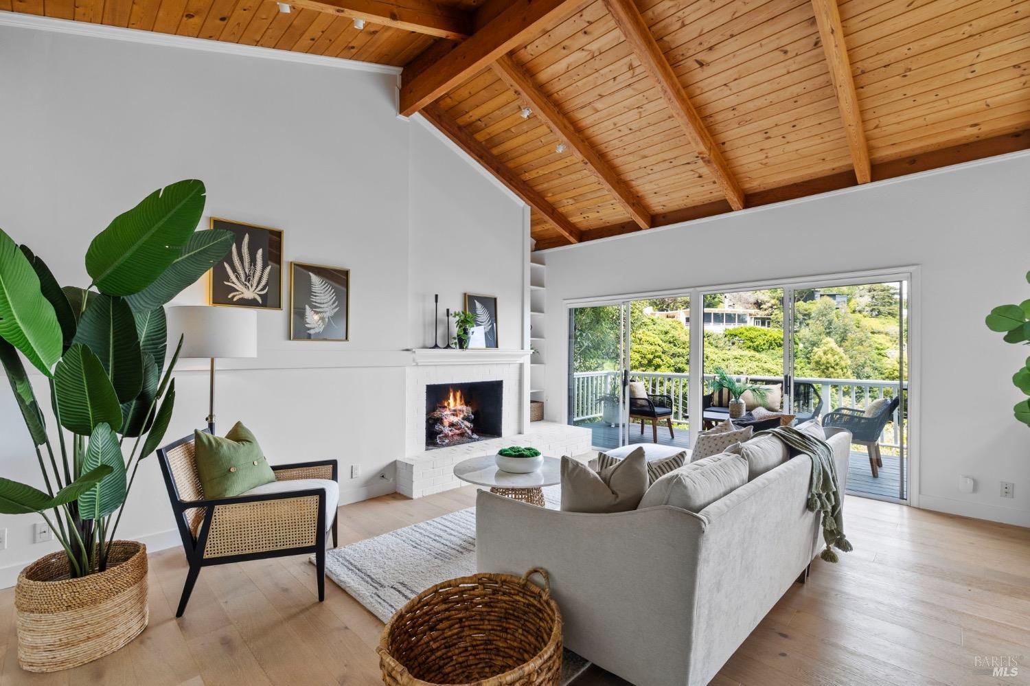 Detail Gallery Image 1 of 29 For 69 Crescent Ave, Sausalito,  CA 94965 - 2 Beds | 2/1 Baths