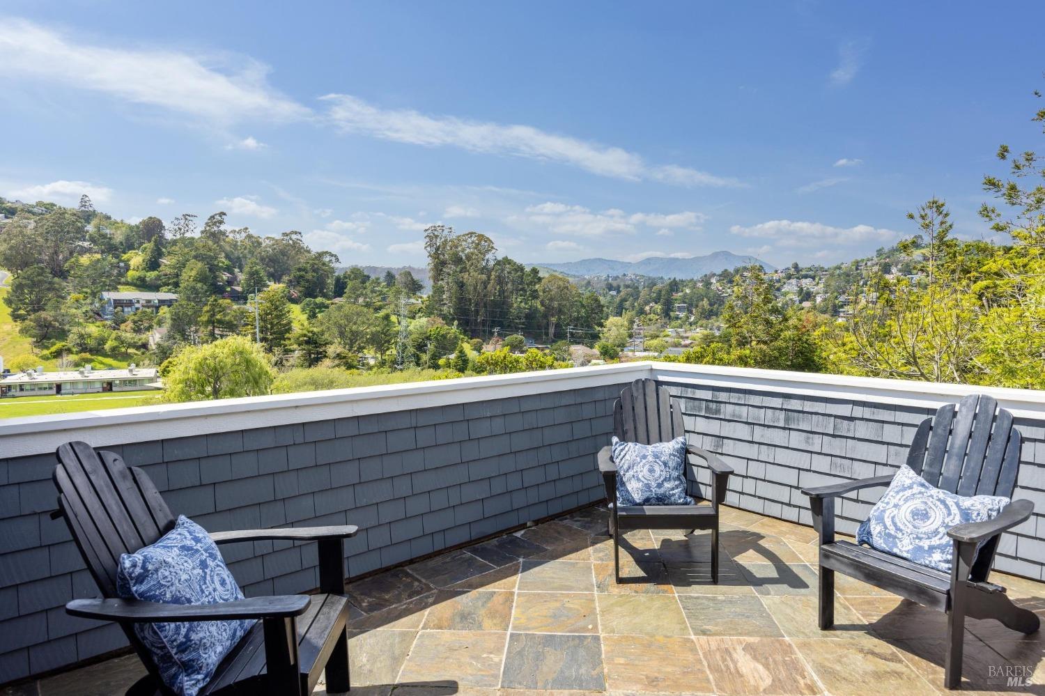 Detail Gallery Image 13 of 71 For 406 Tennessee Glen Way, Mill Valley,  CA 94941 - 4 Beds | 3/1 Baths