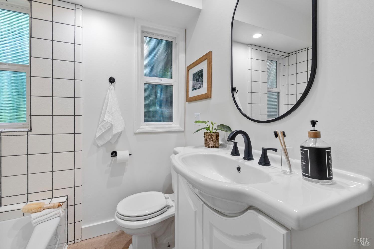 Detail Gallery Image 15 of 29 For 69 Crescent Ave, Sausalito,  CA 94965 - 2 Beds | 2/1 Baths