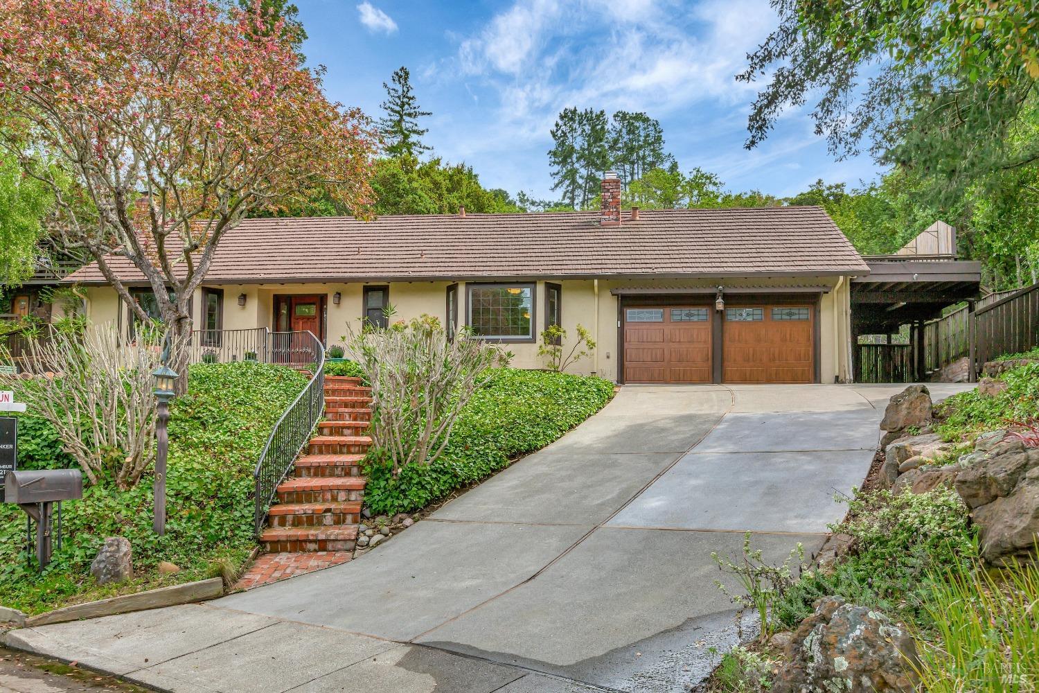 Detail Gallery Image 2 of 38 For 19 Harding Dr, Novato,  CA 94947 - 4 Beds | 2/1 Baths