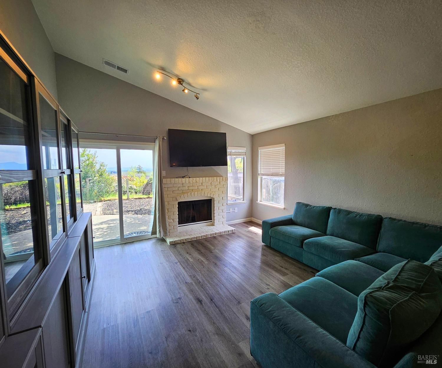 Detail Gallery Image 6 of 19 For 100 James River Rd, Vallejo,  CA 94591 - 3 Beds | 2 Baths