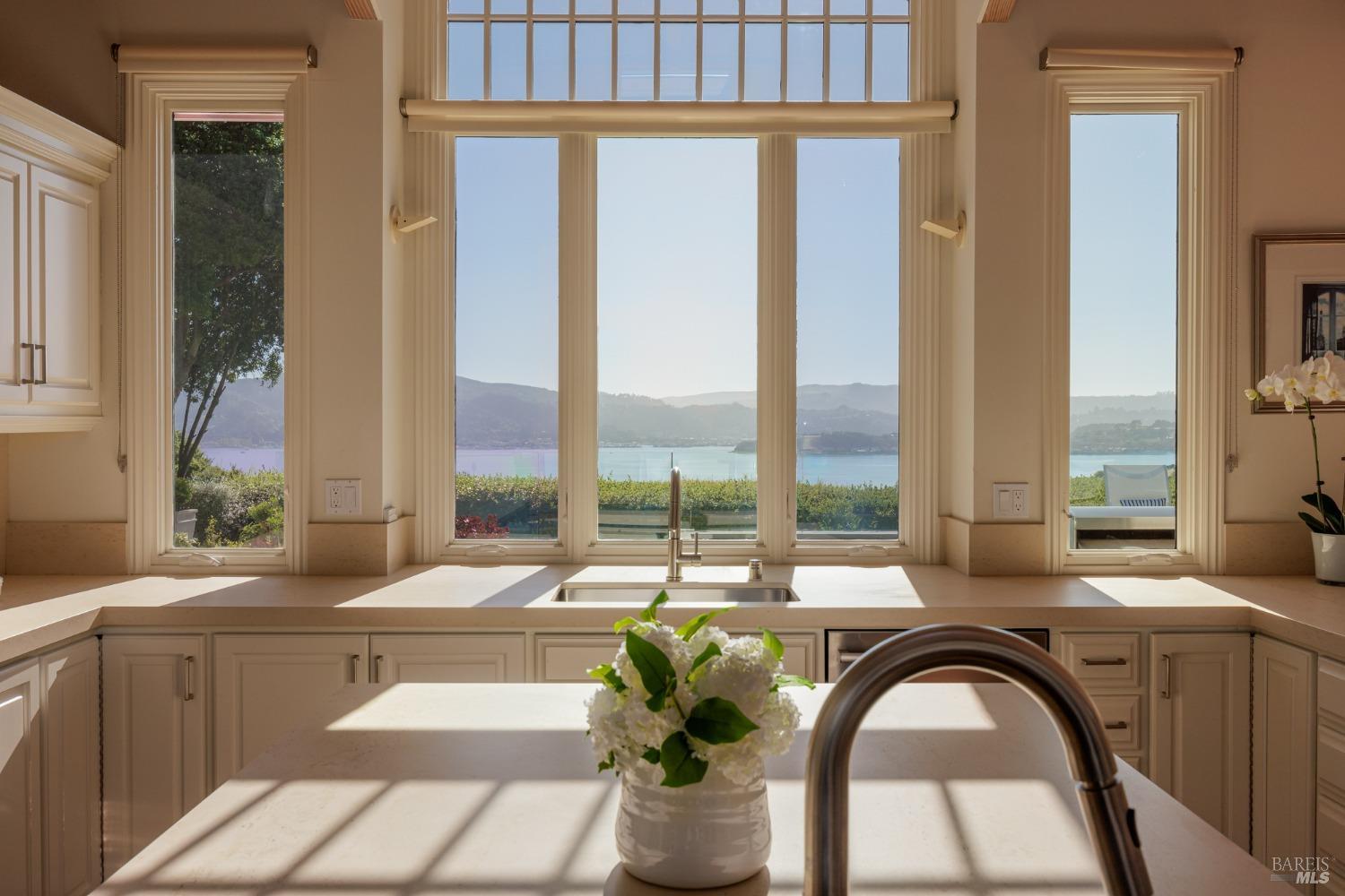 Detail Gallery Image 16 of 48 For 4 Rolling Hills Rd, Tiburon,  CA 94920 - 4 Beds | 4/1 Baths