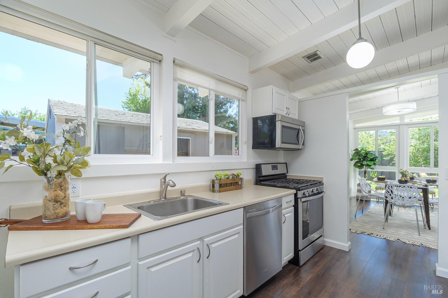 Detail Gallery Image 9 of 24 For 519 Wisteria Way, San Rafael,  CA 94903 - 4 Beds | 2 Baths