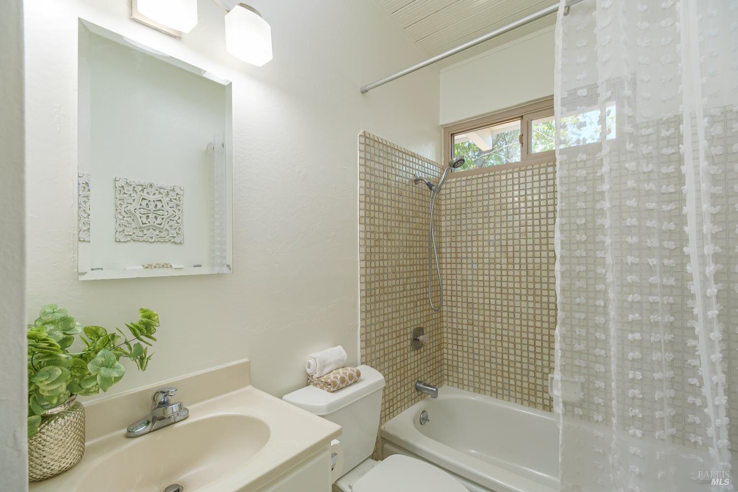 Detail Gallery Image 17 of 24 For 519 Wisteria Way, San Rafael,  CA 94903 - 4 Beds | 2 Baths
