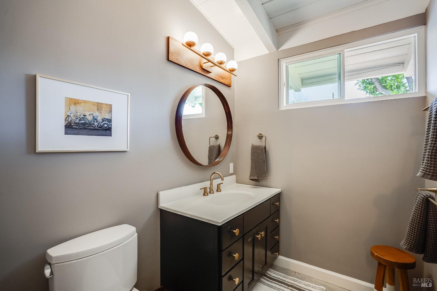 Detail Gallery Image 20 of 30 For 461 Hickory Ln, San Rafael,  CA 94903 - 4 Beds | 2 Baths