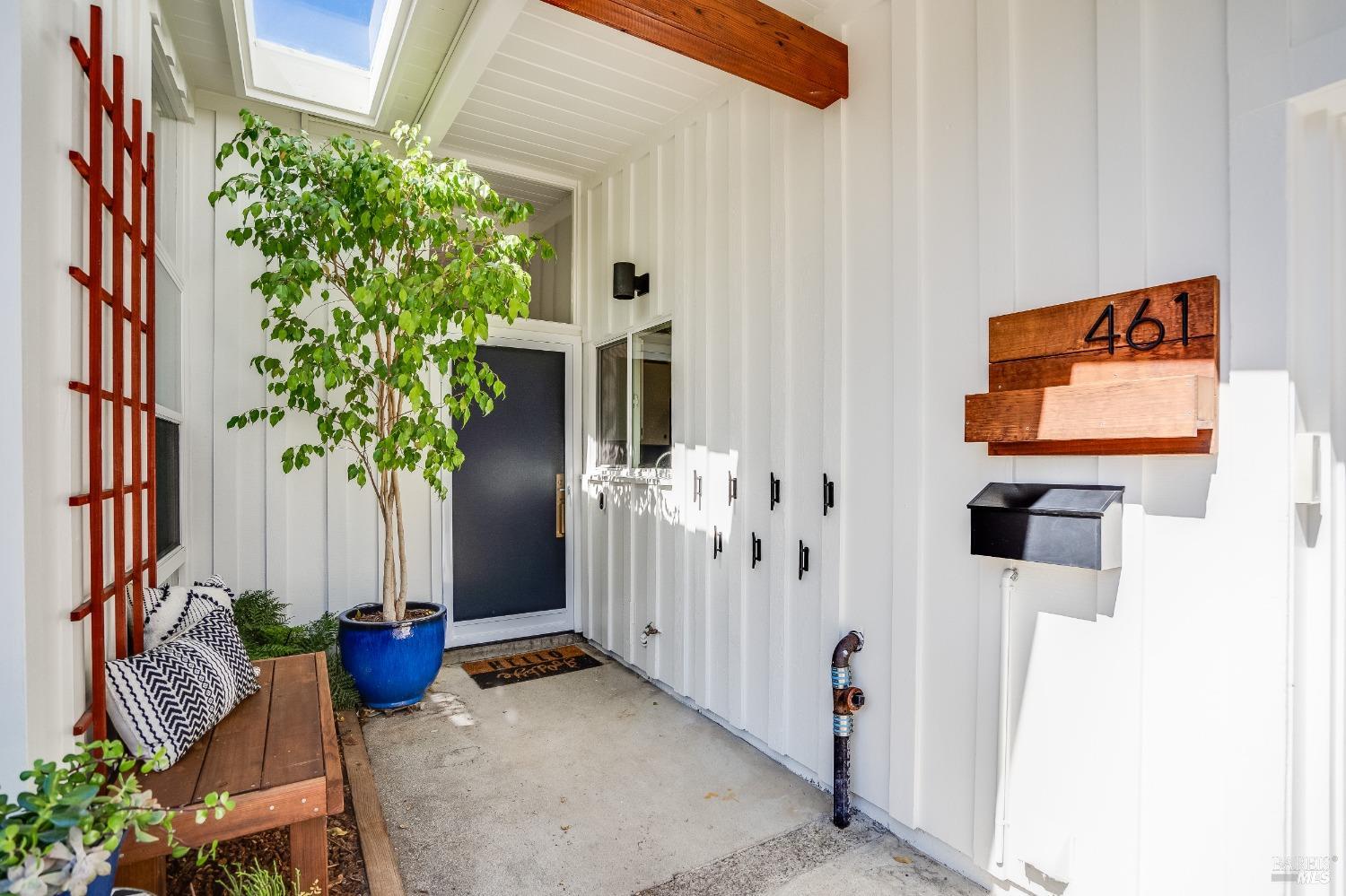 Detail Gallery Image 2 of 30 For 461 Hickory Ln, San Rafael,  CA 94903 - 4 Beds | 2 Baths