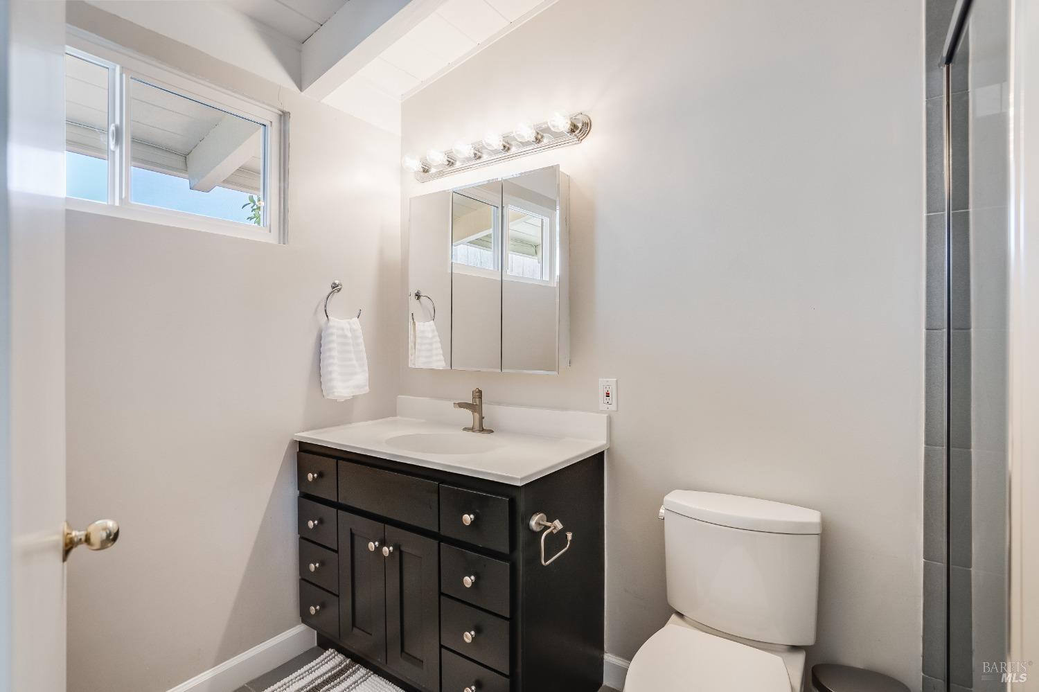 Detail Gallery Image 13 of 30 For 461 Hickory Ln, San Rafael,  CA 94903 - 4 Beds | 2 Baths