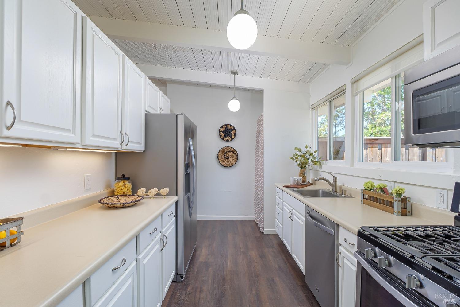 Detail Gallery Image 8 of 24 For 519 Wisteria Way, San Rafael,  CA 94903 - 4 Beds | 2 Baths
