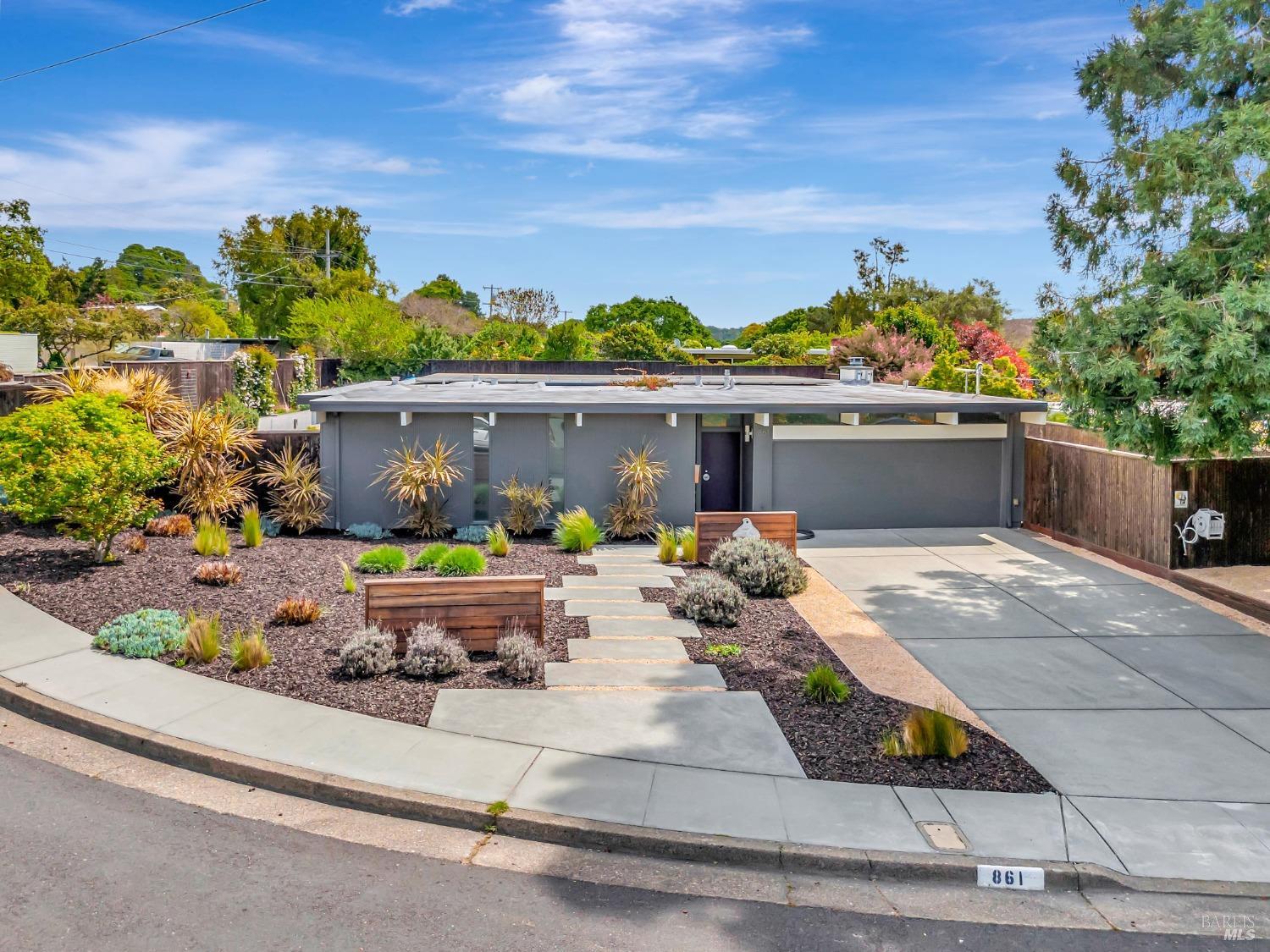 Detail Gallery Image 1 of 35 For 861 Greenberry Ln, San Rafael,  CA 94903 - 4 Beds | 2 Baths
