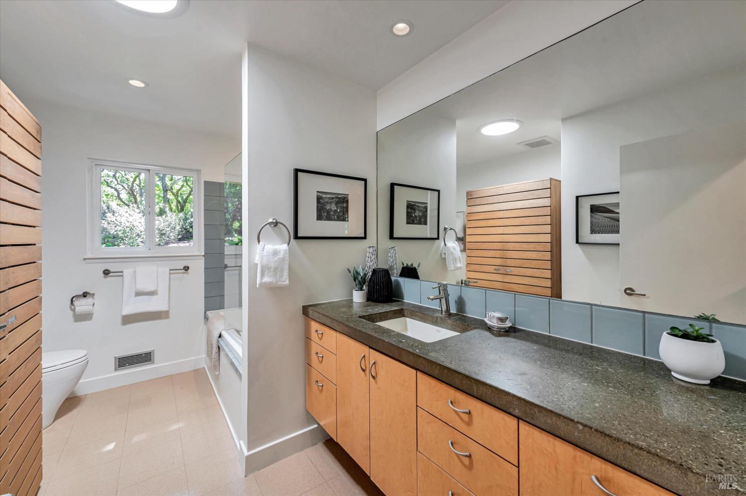 Detail Gallery Image 8 of 24 For 2052 Hatch Rd, Novato,  CA 94947 - 3 Beds | 2 Baths