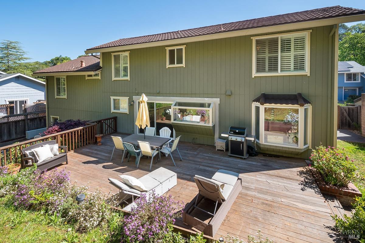 Detail Gallery Image 7 of 24 For 10 Plata Ct, Novato,  CA 94947 - 4 Beds | 2/1 Baths