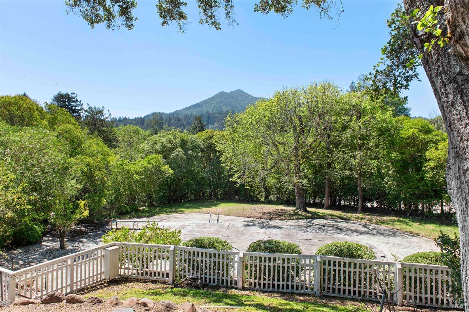 Detail Gallery Image 18 of 55 For 1 Orchard Way, Kentfield,  CA 94904 - 6 Beds | 8/2 Baths