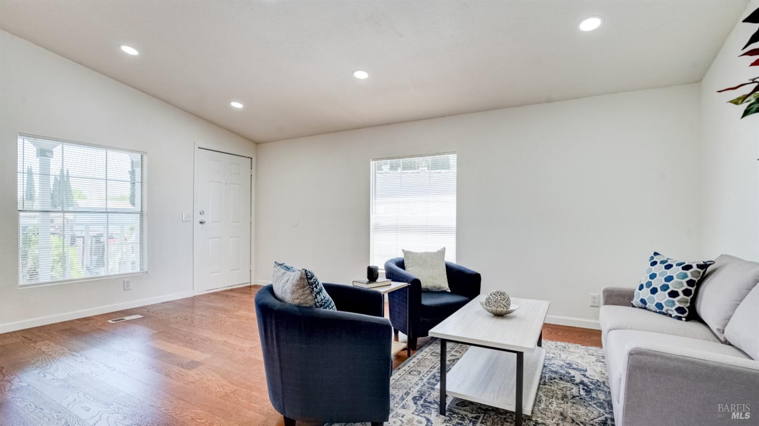 Detail Gallery Image 7 of 29 For 70 Sunset Cir, Vacaville,  CA 95687 - 3 Beds | 2 Baths