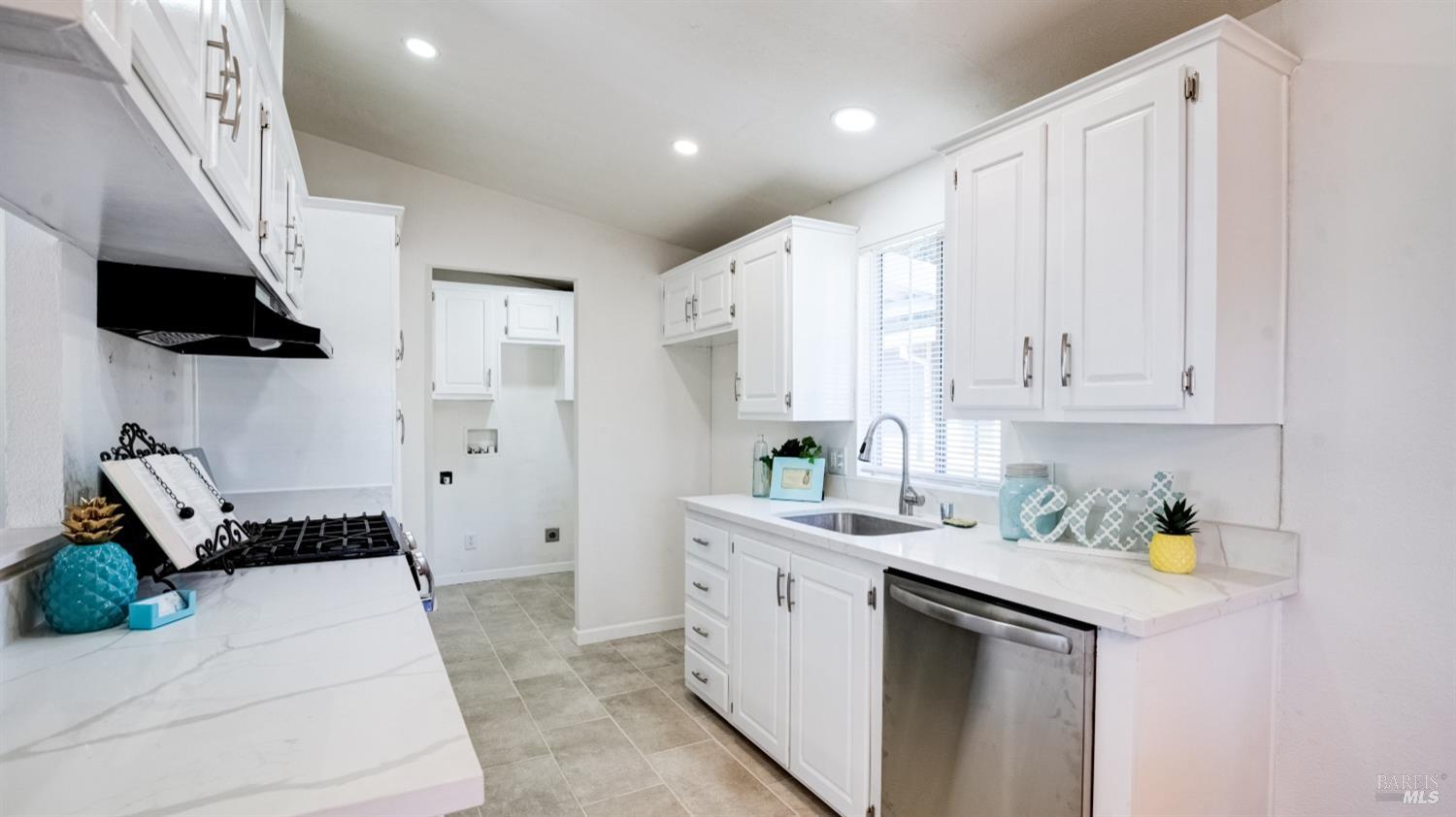 Detail Gallery Image 12 of 29 For 70 Sunset Cir, Vacaville,  CA 95687 - 3 Beds | 2 Baths