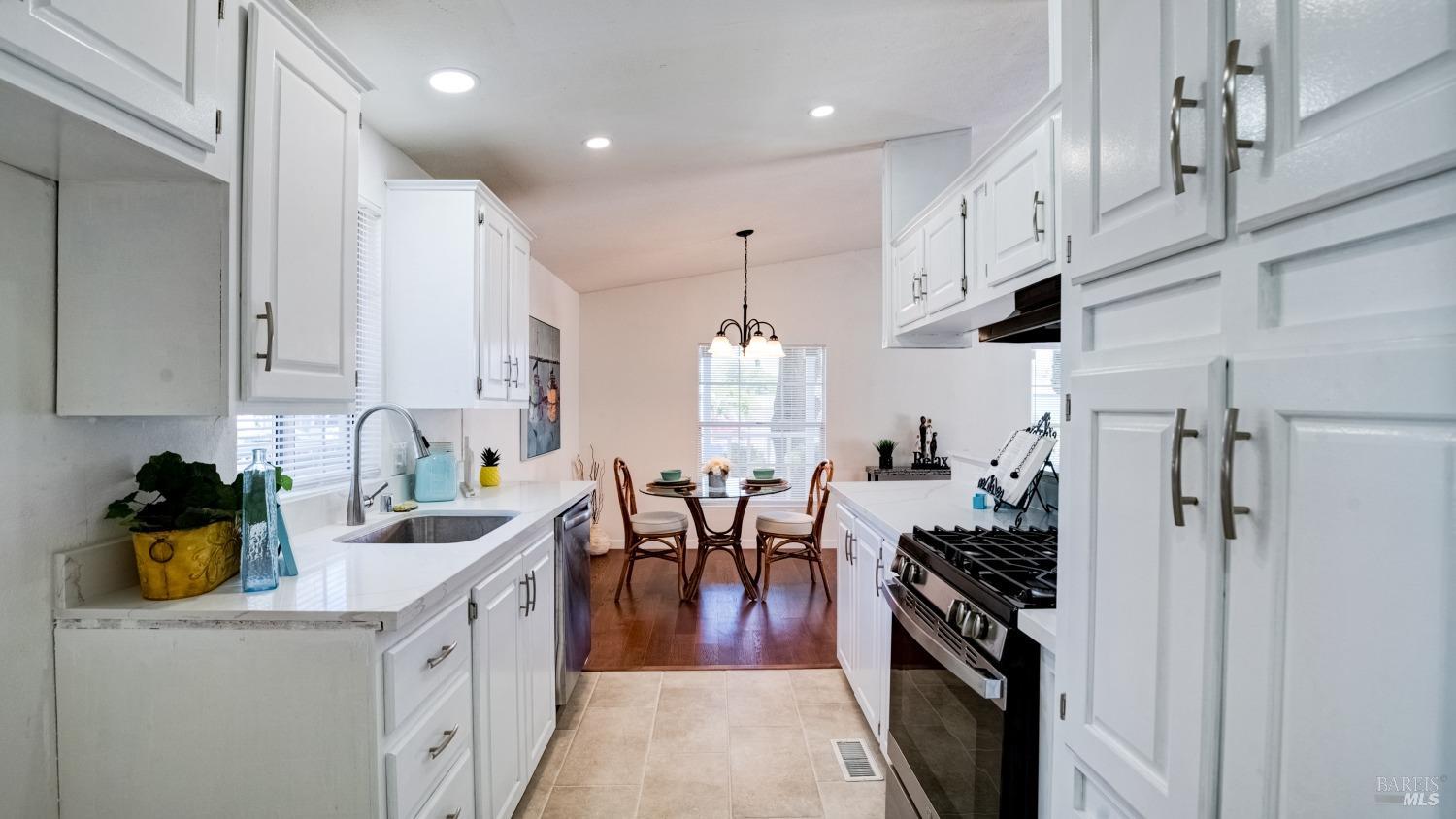 Detail Gallery Image 14 of 29 For 70 Sunset Cir, Vacaville,  CA 95687 - 3 Beds | 2 Baths