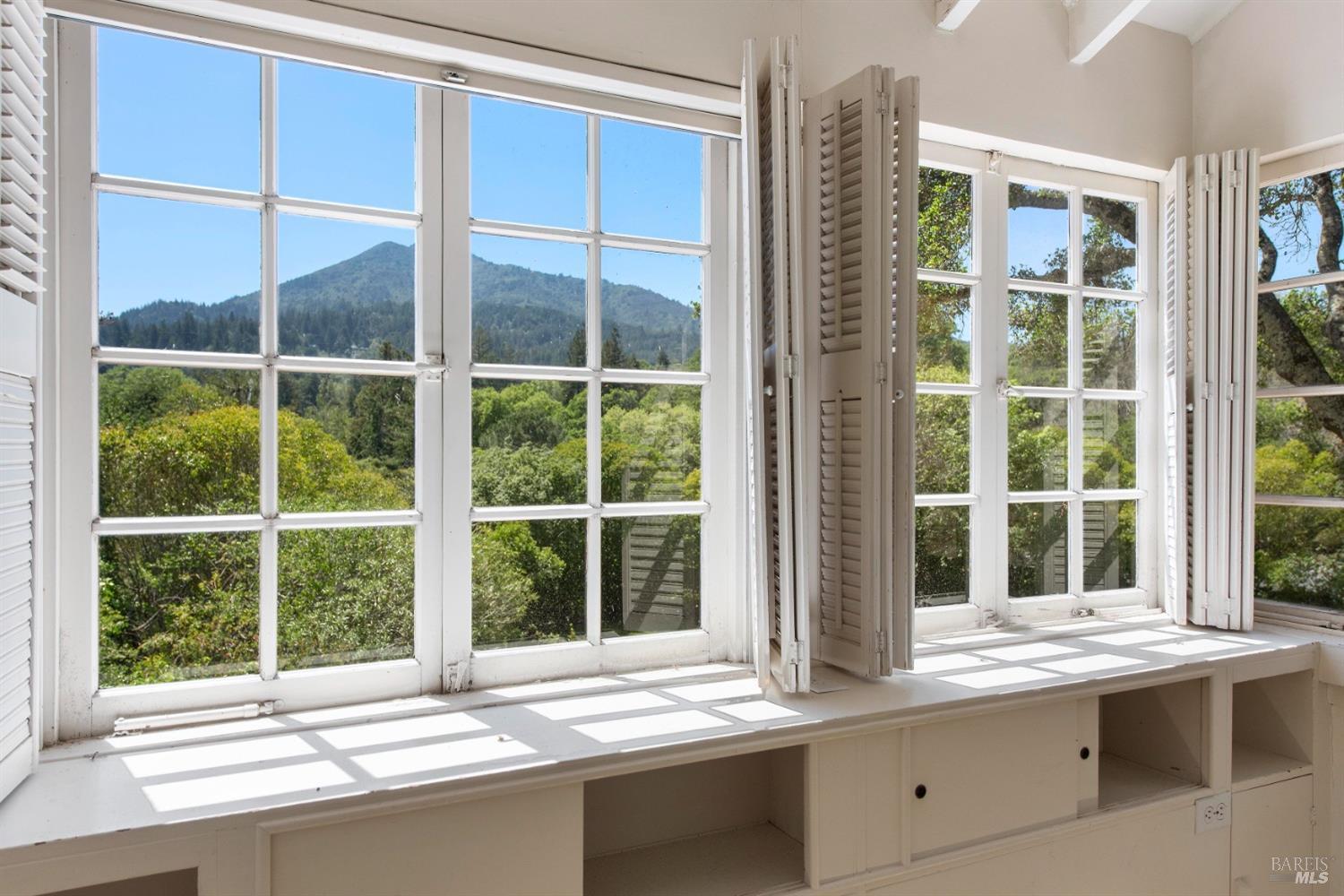 Detail Gallery Image 24 of 55 For 1 Orchard Way, Kentfield,  CA 94904 - 6 Beds | 8/2 Baths